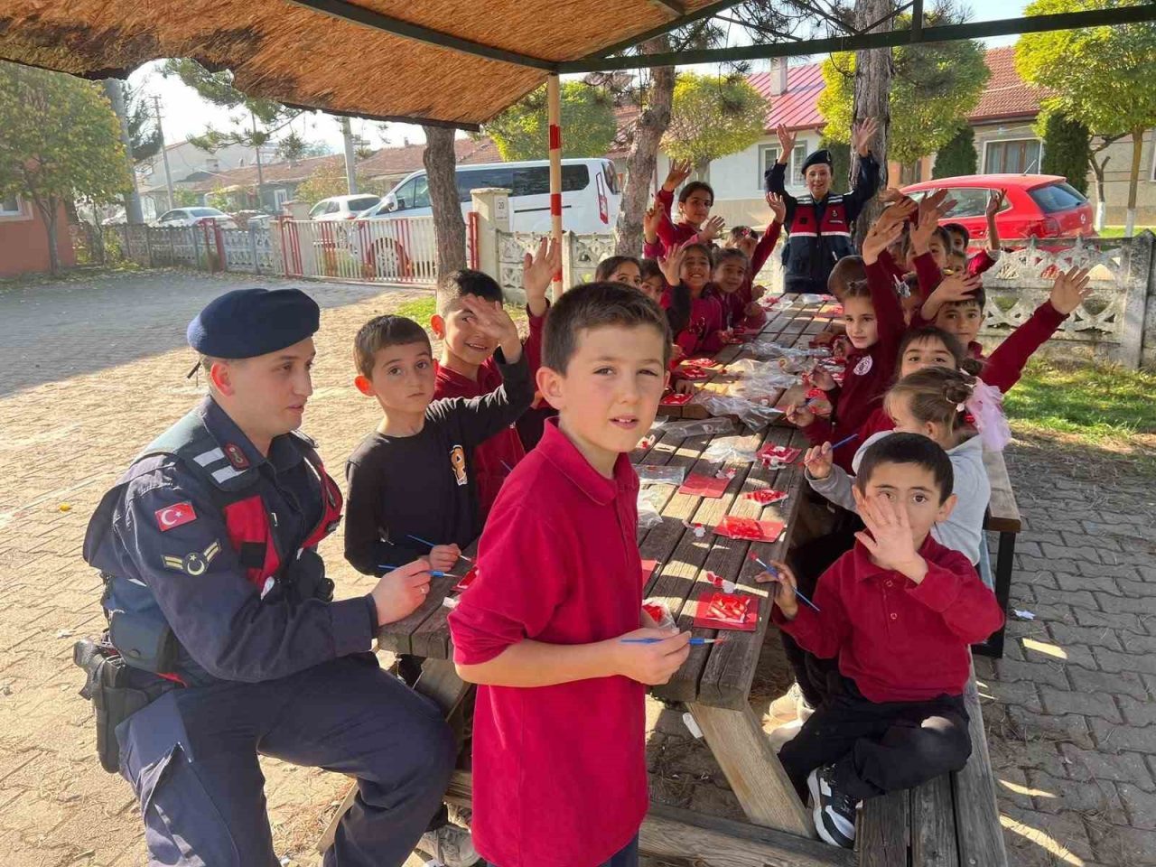 Bilecik İl Jandarma Komutanlığı ekipleri, öğrencilerle bir araya gelerek çeşitli