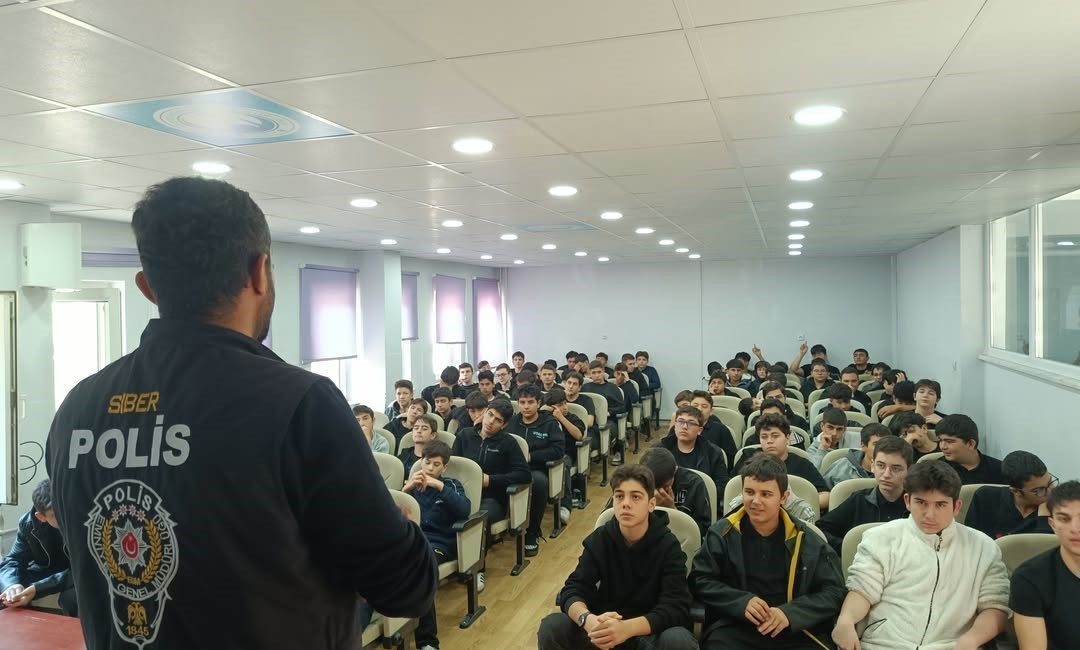 Bilecik’te öğrenci ve velilere okul saldırıları ile siber zorbalık eğitimi 🔊 Haberi Sesli Dinle Hazır ▶ Dinle ⏸ Duraklat ⏹