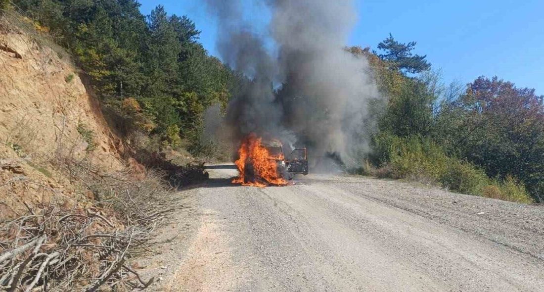 Bozüyük’te hareket halindeki otomobilde yangın çıktı 🔊 Haberi Sesli Dinle Hazır ▶ Dinle ⏸ Duraklat ⏹