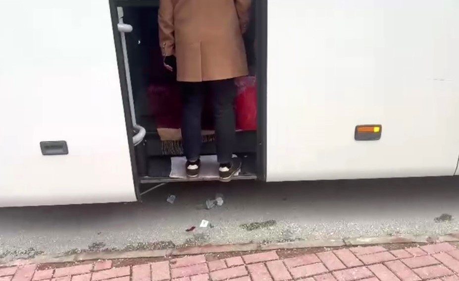 Bilecik’te yola atılan çöpler tur otobüsünün görevlisine toplattırıldı 🔊 Haberi Sesli Dinle Hazır ▶ Dinle ⏸ Duraklat ⏹