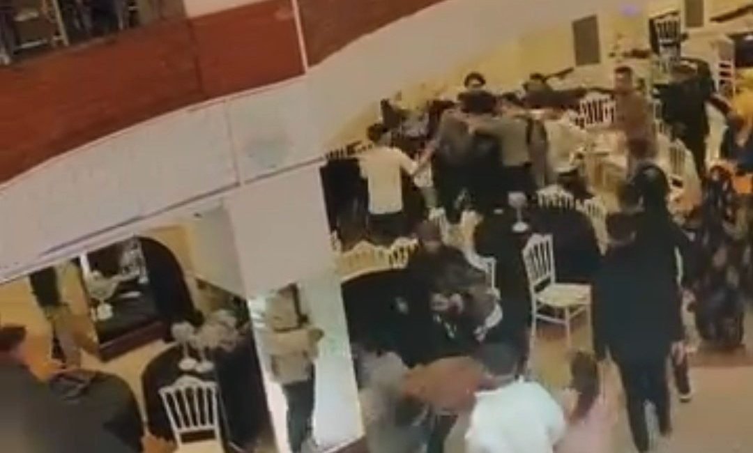 Bolu’da düğün salonunda takı tartışması kavgaya dönüştü 🔊 Haberi Sesli Dinle Hazır ▶ Dinle ⏸ Duraklat ⏹