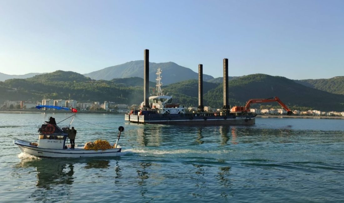 Cide Limanı’nda kum ve mil temizliği başladı 🔊 Haberi Sesli Dinle Hazır ▶ Dinle ⏸ Duraklat ⏹