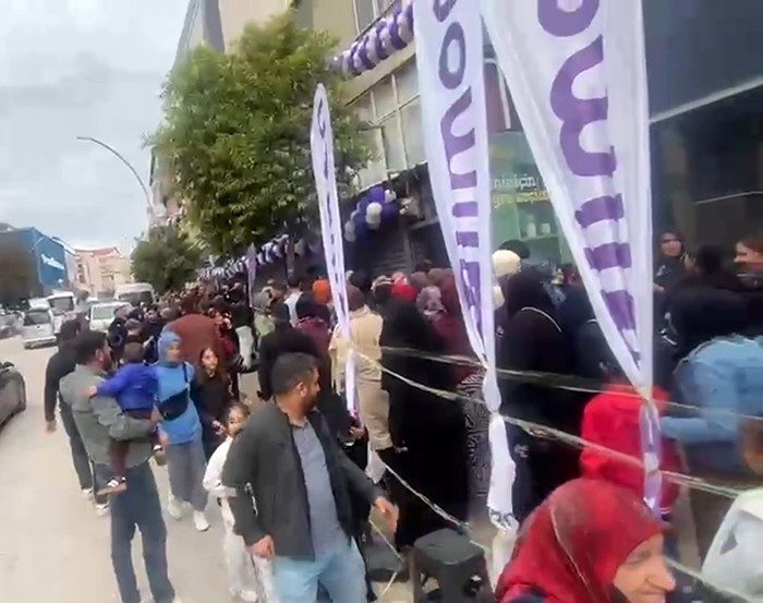 Darıca’da açılış indirimi yoğunluğa yol açtı, trafik aksadı 🔊 Haberi Sesli Dinle Hazır ▶ Dinle ⏸ Duraklat ⏹