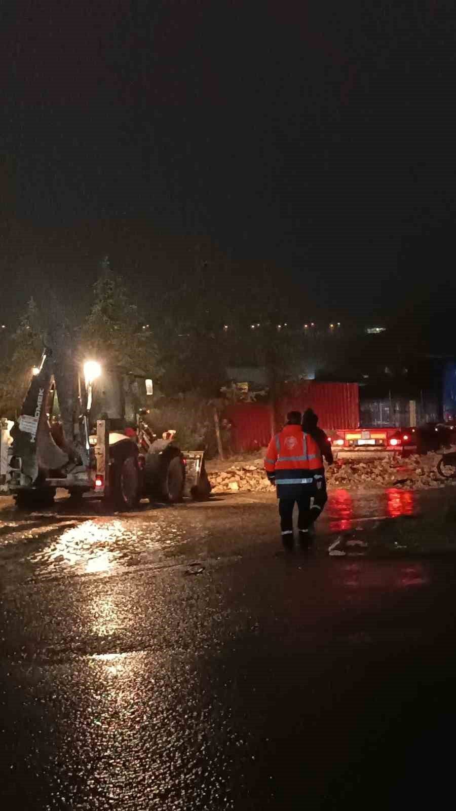 Dilovası’nda etkili olan yoğun yağışın ardından belediye ekipleri, su baskını