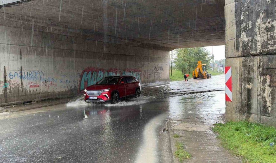Düzce’de etkili olan şiddetli sağanak, kent genelinde su birikintilerine yol