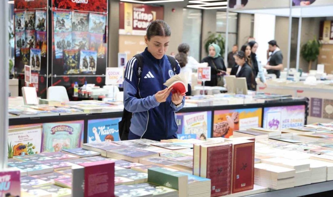 İşitme engelli karate sporcusu İrem Topaloğlu, Kocaeli Kitap Fuarı’nı işaret diliyle gezdi 🔊 Haberi Sesli Dinle Hazır ▶ Dinle ⏸ Duraklat ⏹