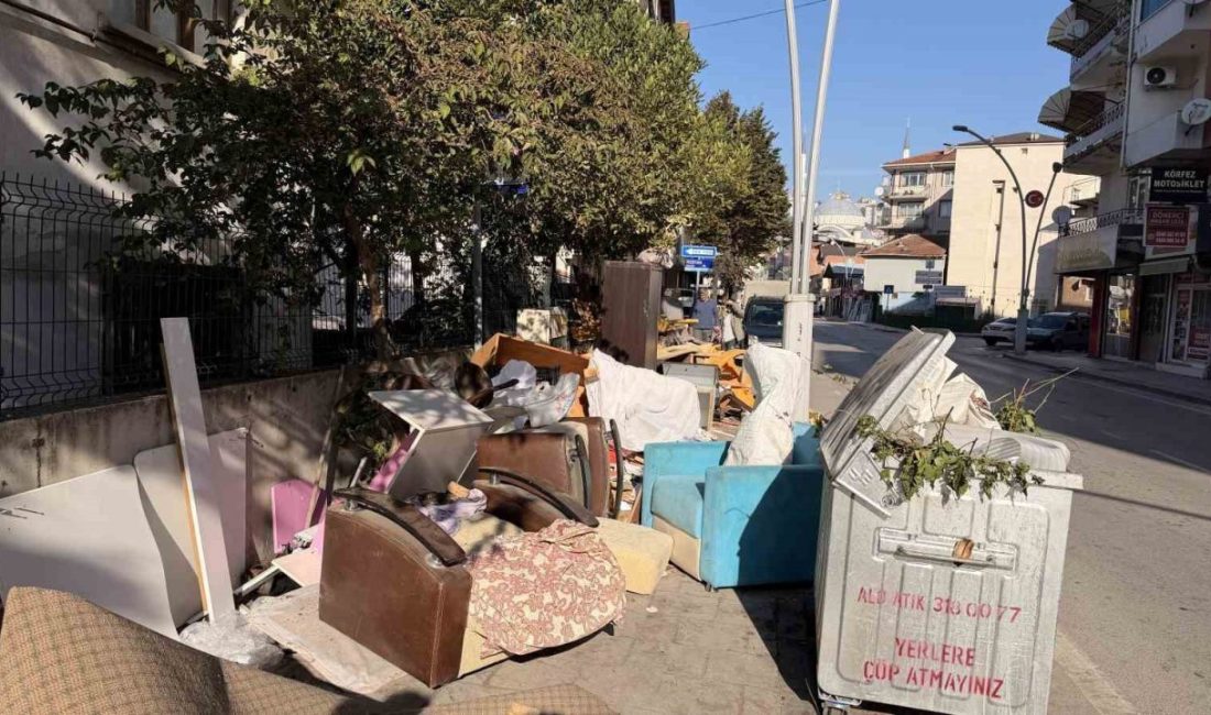 Kocaeli’nin İzmit ilçesinde bir çöp konteynerinin çevresine bırakılan kullanılmış ev