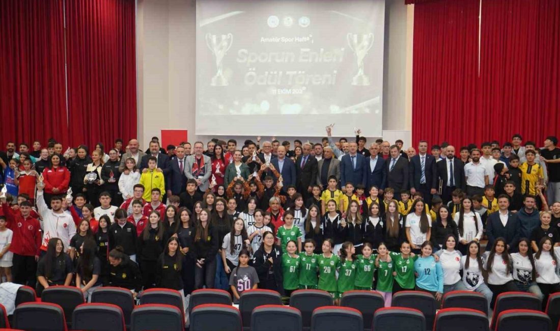 Kastamonu’da başarılı sporcular ve takımlar ödüllerini aldı Kastamonu’da Amatör Spor Haftası kapsamında düzenlenen “Sporun Enleri Ödül Töreni”nde,