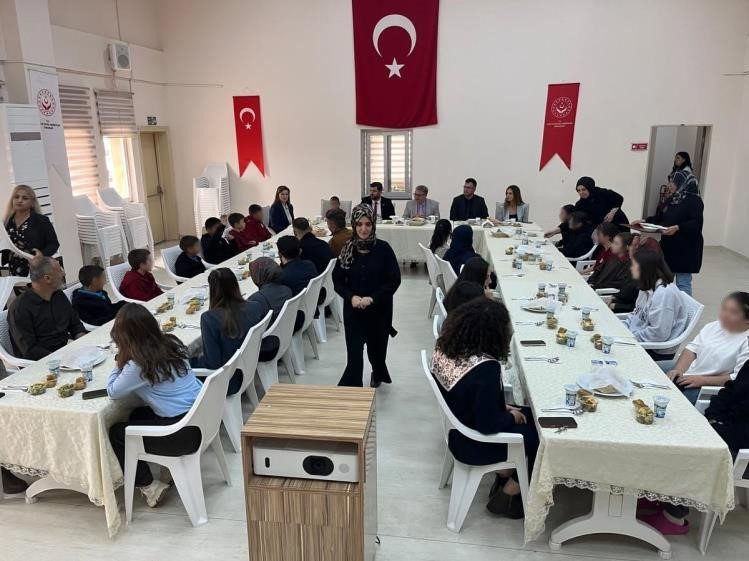 Kaymakam Helvacı, Çocuk Evleri Sitesi’nde çocuklarla yemek yedi 🔊 Haberi Sesli Dinle Hazır ▶ Dinle ⏸ Duraklat ⏹