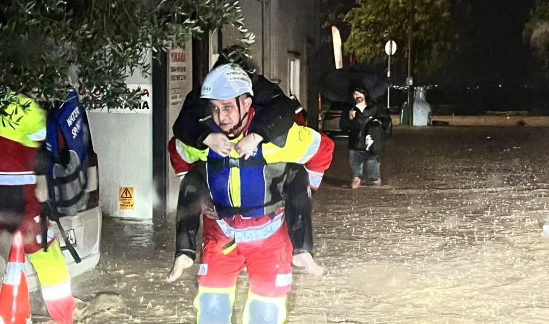 Kocaeli’nin Başiskele ilçesinde sağanak yağış nedeniyle suyla dolan alt geçit