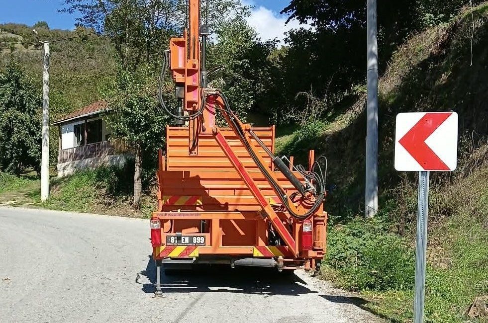 Düzce İl Özel İdaresi, Gölyaka ilçesine bağlı Yeşilova Köyü’nde trafik