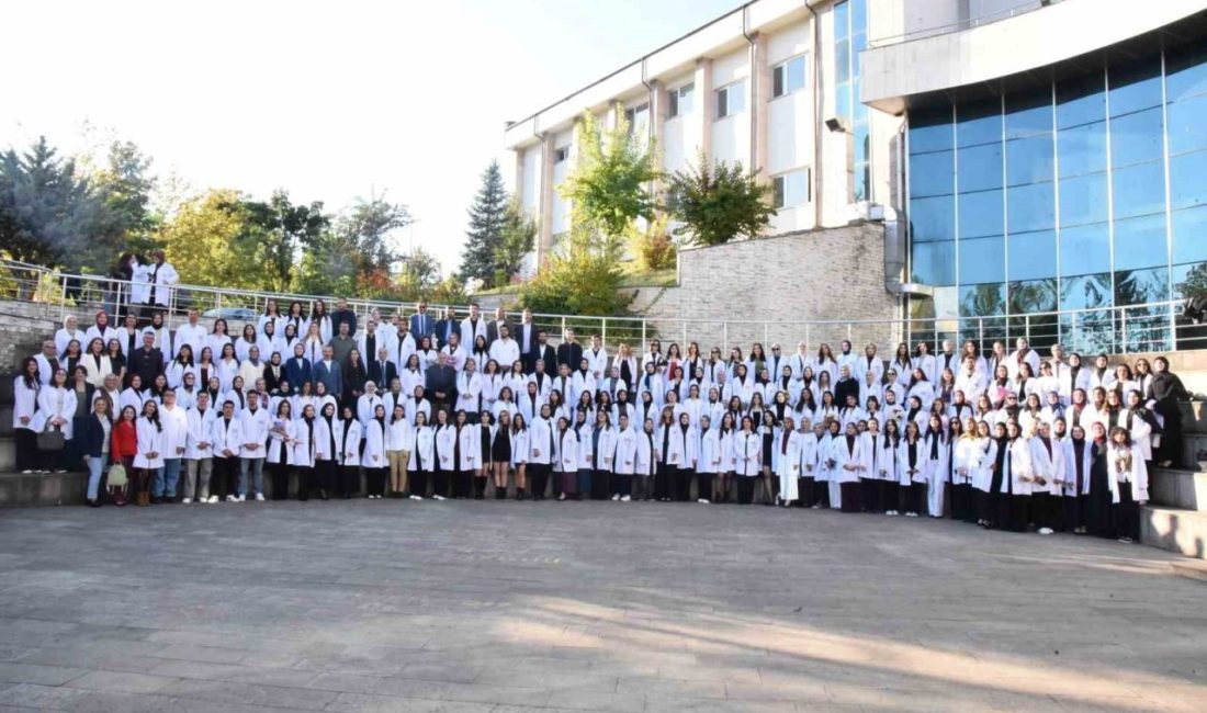Düzce Üniversitesi Eğitim Fakültesi tarafından düzenlenen “Öğretmen Adayları Önlük Giyme