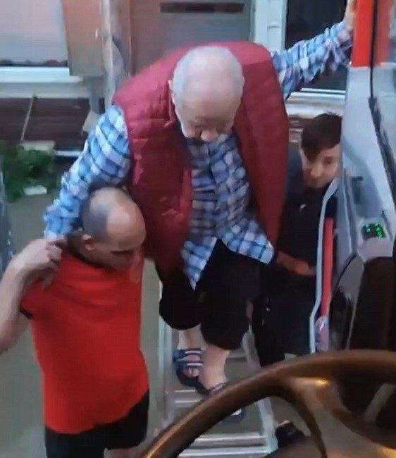 Selde mahsur kalan 80 yaşındaki adam itfaiyenin kurduğu merdiven köprüsüyle kurtarıldı 🔊 Haberi Sesli Dinle Hazır ▶ Dinle ⏸ Duraklat ⏹