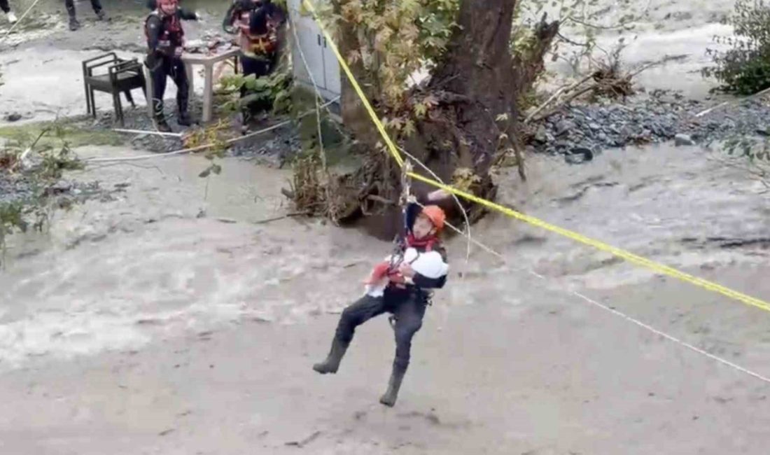 Selde mahsur kalan bebeği jandarma kucağında uyutarak güvenli bölgeye ulaştırdı 🔊 Haberi Sesli Dinle Hazır ▶ Dinle ⏸ Duraklat ⏹