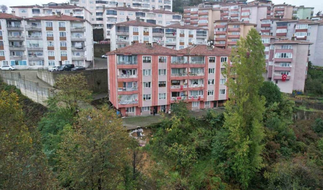 Zonguldak’ta 135 haneli Kale Sitesi’nde zemin kayması tedirginliği 🔊 Haberi Sesli Dinle Hazır ▶ Dinle ⏸ Duraklat ⏹